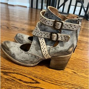 Freebird Size 10 Ice Saphire. These are retired. Worn once. ** RETIRED**